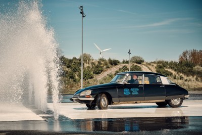 Durch Fontäne Glätte 1 XT210393.jpg