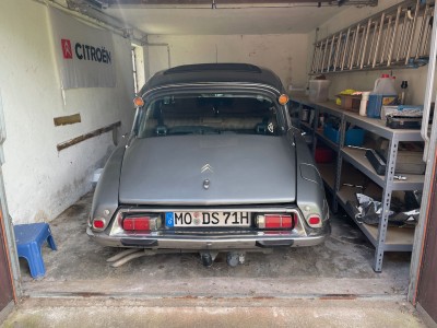 Citroen DS - in Garage.jpeg