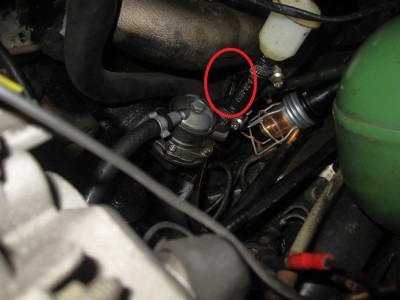 Ablaufschlauch Vergaser unter Ansaugbrücke 3.jpg